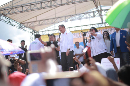  Dihadiri Ribuan Warga, Siti Nurbaya dan Syamsuar Kompak Kampanye Jokowi di Riau